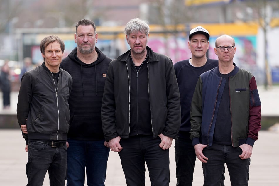 V.l.n.r.: Christian Hake (Schlagzeug), Lars Wiebusch (Keyboard), Marcus Wiebusch (Sänger und Gitarrist), Reimer Bustorff (Bass) und Erik Langer (Gitarre) von "Kettcar" veröffentlichten nach sieben Jahren ihr sechstes Studioalbum "Gute Laune ungerecht verteilt".