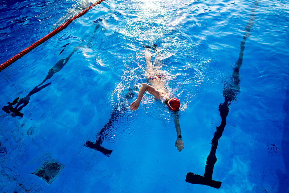 Laut DLRG droht jedem siebten Schwimmbad innerhalb der nächsten drei Jahre ohne nötige Sanierung die Schließung. (Symbolbild)