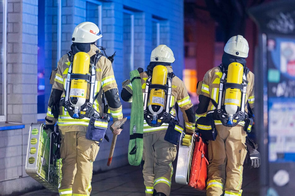 Insgesamt war die Kölner Feuerwehr mit 120 Einsatzkräften und 44 Fahrzeugen vor Ort.