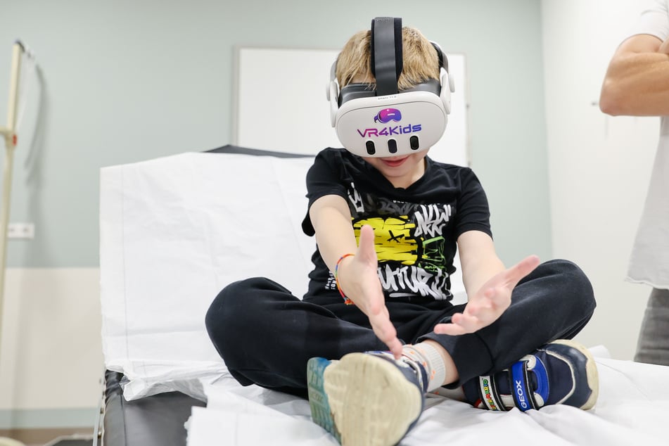 Kenan Bas schaut im München Klinikum Schwabing 360 Grad Videos vom Oktoberfest und kann sich so von der Untersuchung ablenken.
