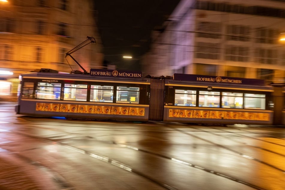 Bei einer nächtlichen Teamfahrt wurde eine Frau von einem Fahrgast belästigt. (Symbolbild)