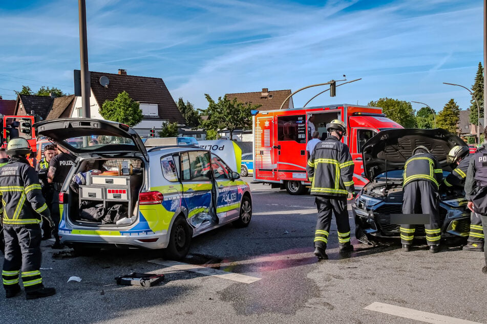 Am Montag krachten ein Streifenwagen und ein Pkw zusammen. Das Polizei-Auto hat sich dabei überschlagen.