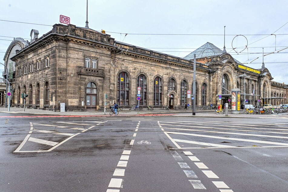 Ein Macheten-Mann (44) musste seine Messer nach seinem Besuch im Bahnhof Dresden-Neustadt abgeben. (Archivfoto)