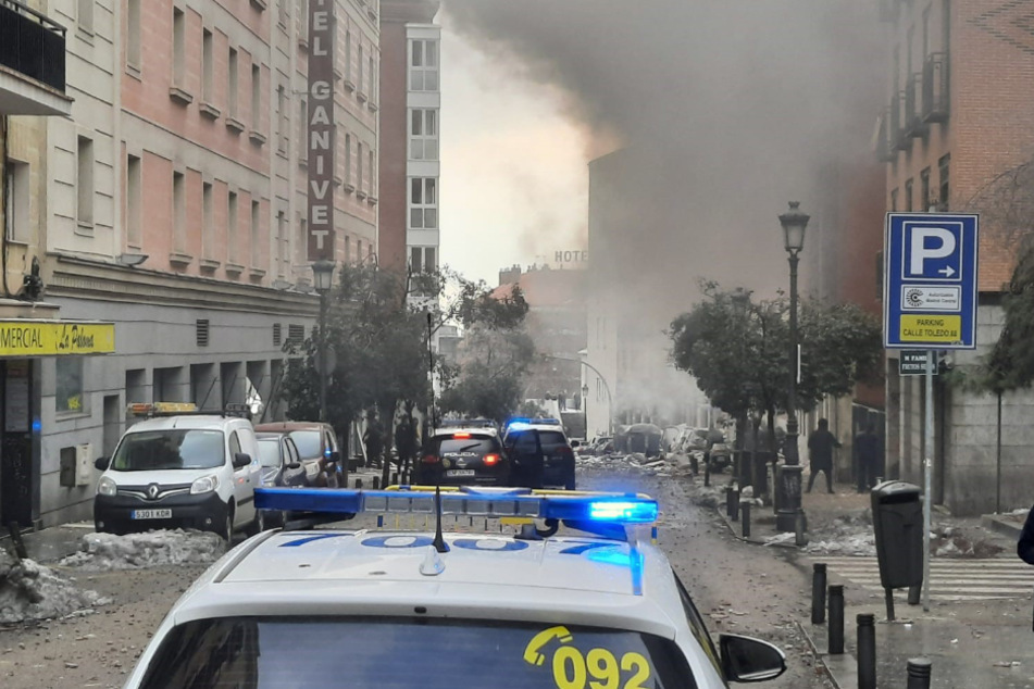 Ein Polizeiauto steht auf der Toledo Straße in Madrid nach einer starken Explosion. Ein mehrstöckiges Gebäude ist bei einer Explosion im Zentrum der spanischen Hauptstadt Madrid weitgehend zerstört worden.