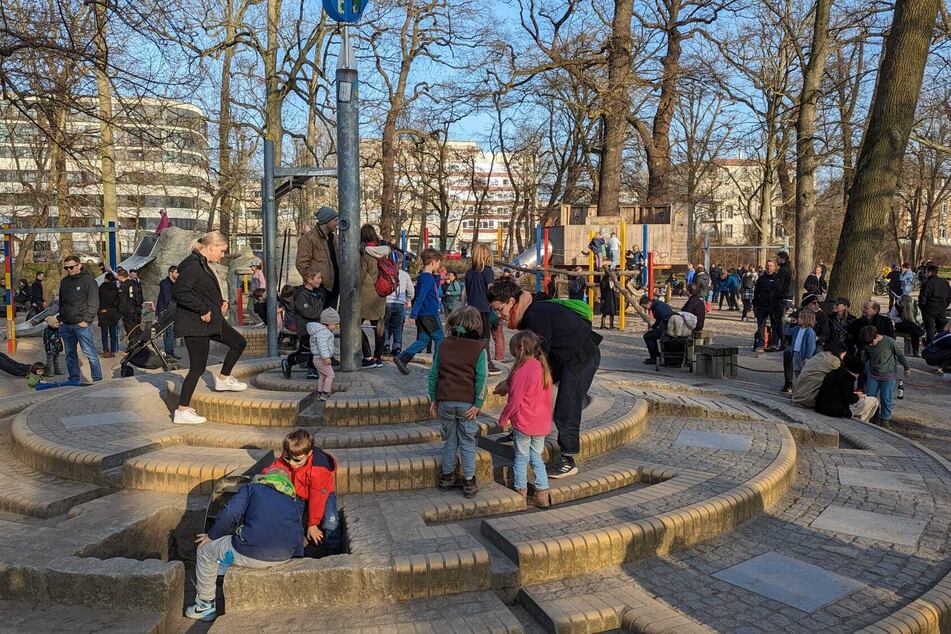 Kaum ist es in Leipzig ein bisschen wärmer, sind die Parks überfüllt.