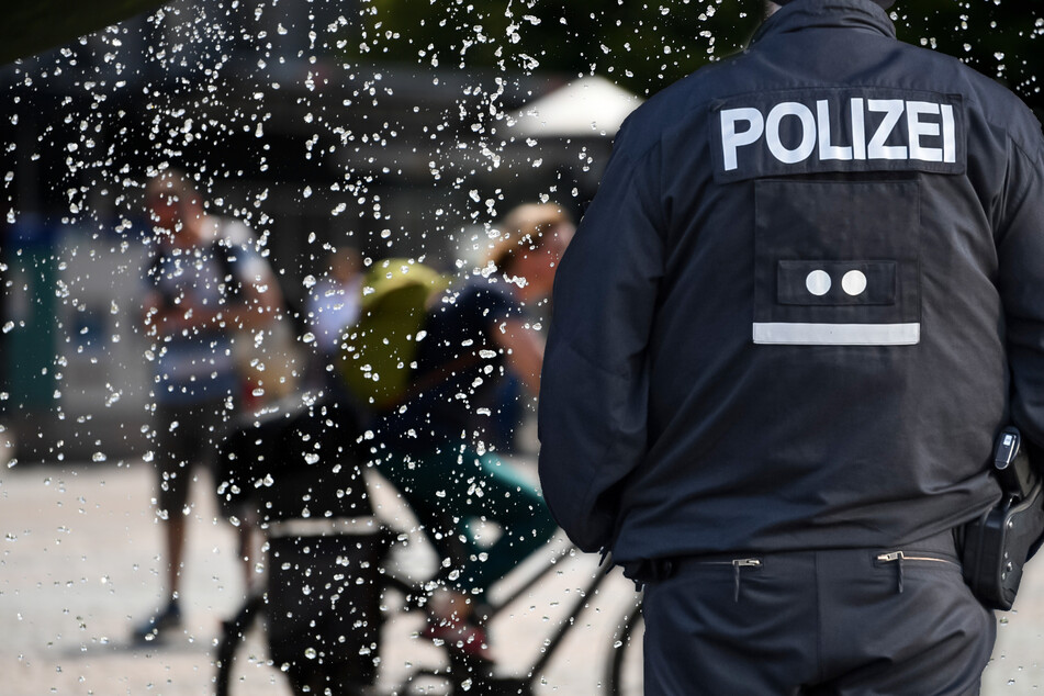 Fotomontage: Die Polizei sperrte am Samstagabend einen Teil des Darmstädter Luisenplatzes (Symbolfoto).