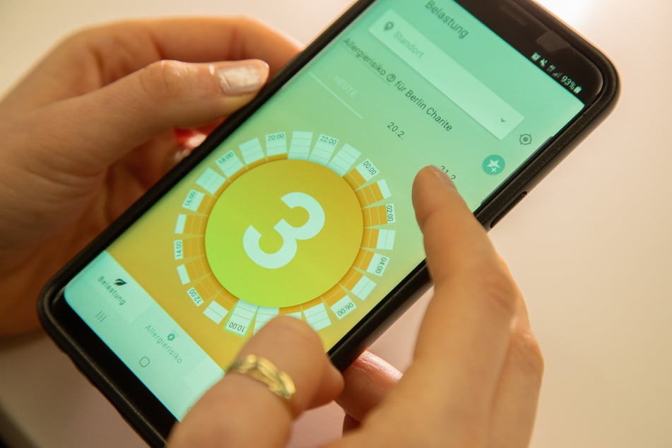 Spezielle Apps können Allergikern helfen, ihre Krankheit zu verstehen, damit sie ihren Alltag trotz Pollenbelastung bestmöglich organisieren können.