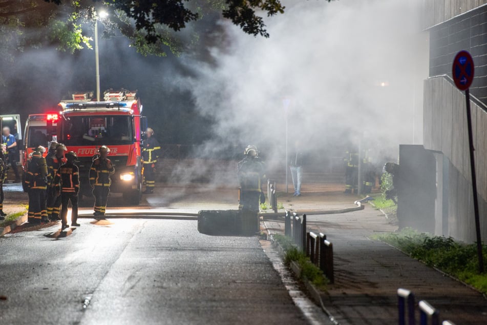 Hamburg: Flammen im Parkhaus: Große Rauchschwaden bedrohen Anwohner