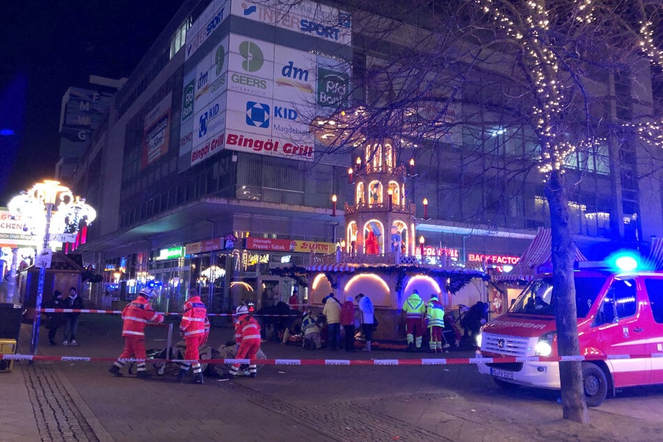 Rettungskräfte versorgen Opfer.