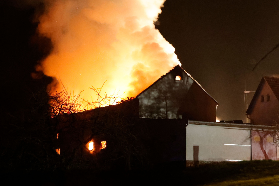 Feuer-Alarm in Burgstädt in der Nacht auf Donnerstag: Eine Scheune stand lichterloh in Flammen.