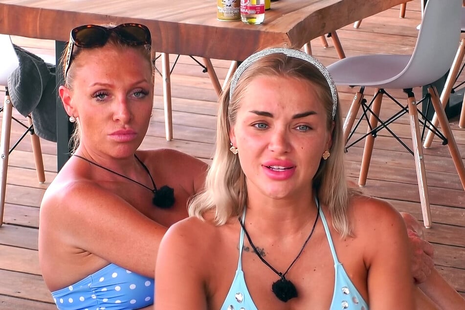 Emmy Russ (26, r.) ist genervt über die Spitzen von Sam Dylan und sucht die Konfrontation.
