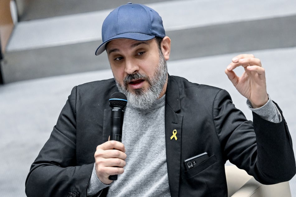 Der Musiker Ben Salomo spricht bei einer Gedenk- und Diskussionsveranstaltung im Berliner Abgeordnetenhaus vor Schülern und Schülerinnen.
