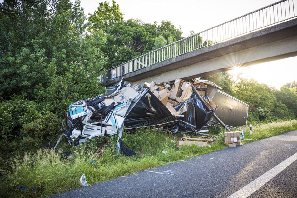 Der Lkw wurde bei dem Crash vollständig zerstört.