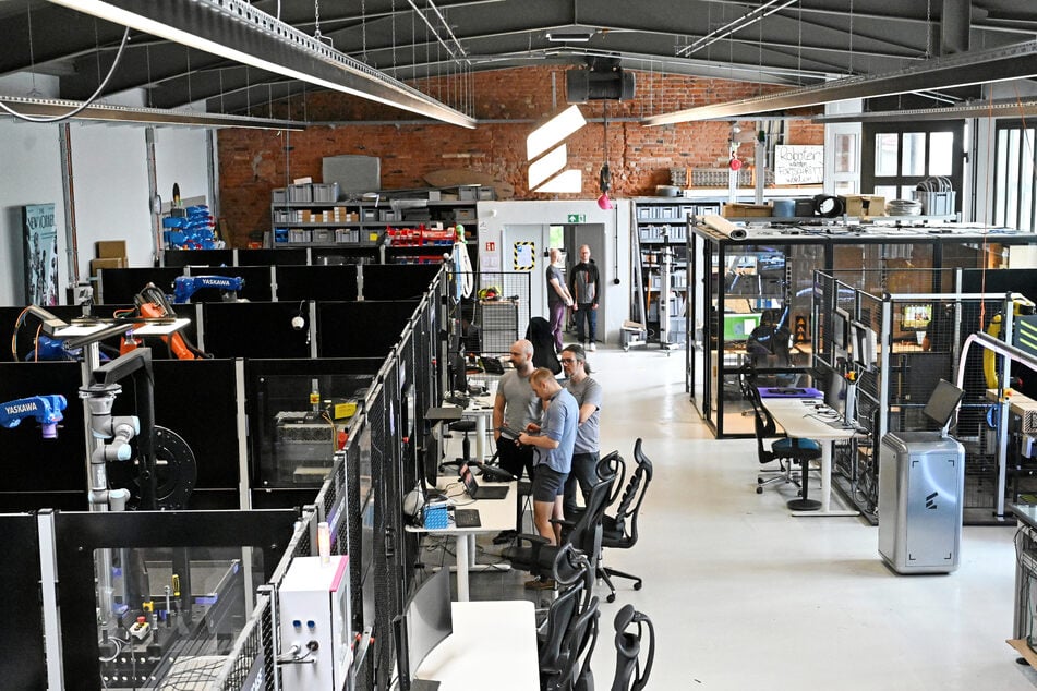 In der Tüftlerhalle vom Dresdner Start-up Wandelbots werden einige Funktionen von Robotern ausprobiert.