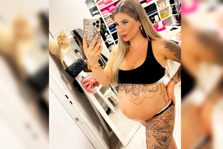Auf Instagram zeigte Jenny Frankhauser (30) stolz ihren Babybauch.