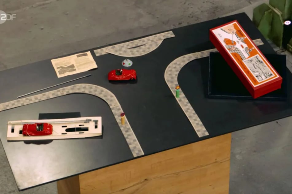 Ein altes Fahrschule-Spiel der Firma Schuco aus den 1950er-Jahren steht bei "Bares für Rares" zum Verkauf.