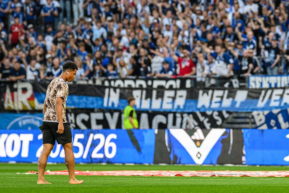 Vor jedem Spiel spaziert Joel Chima Fujita (23) barfuß über den Rasen. So auch vor dem Derby beim HSV direkt vor den gegnerischen Fans.