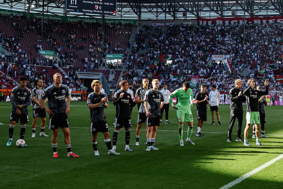 Die Spieler von Eintracht Frankfurt bedanken sich bei den mitgereisten Fans für die Unterstützung. Vor allem die zweite Halbzeit gegen Augsburg macht Hoffnung, das Ziel Europa zu erreichen.