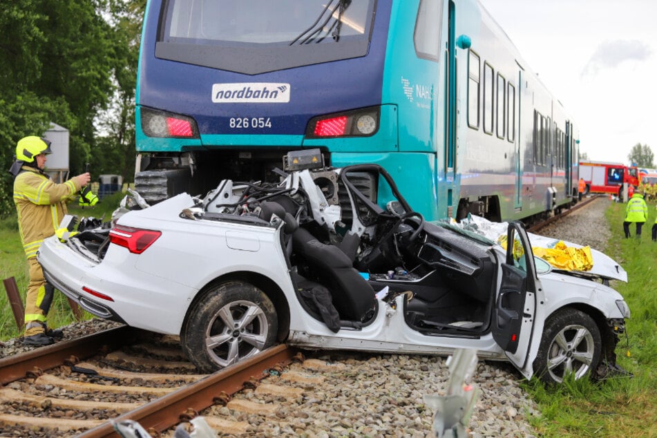 Der Wagen wurde durch die Kollision komplett zerstört.