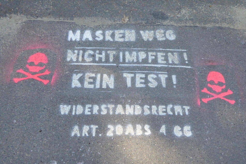 Vor der Dittesschule in Zwickau wurden die Parolen mit einer Schablone auf die Wege gesprayt.
