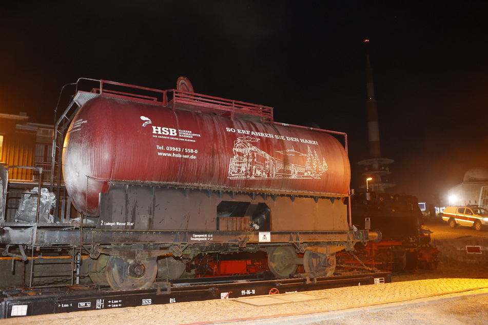 Eine Dampflok der Harzer Schmalspurbahnen GmbH (HSB), steht auf dem Brocken. Die HSB stellt drei Waggons mit Wassertanks für die Löscharbeiten zur Verfügung, die mithilfe der Loks in die Nähe der Brandherde gezogen werden können.