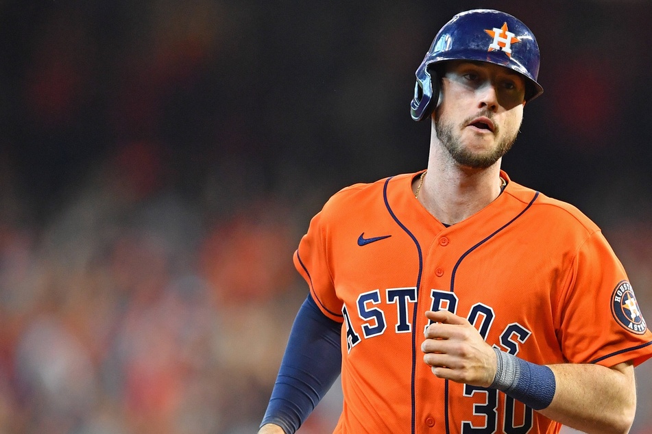MLB: The Astros blast off late in the game to extend their series lead over the White Sox