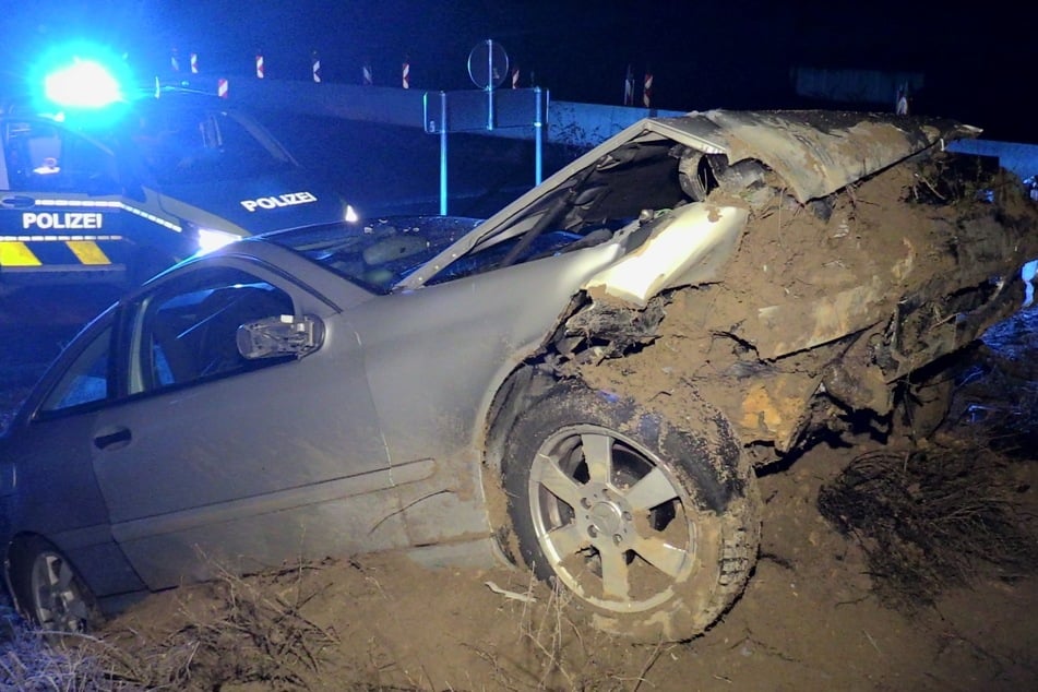 Die Polizei nahm den flüchtigen Fahrer vorläufig fest. Gegen ihn wird wegen mehrerer Vergehen ermittelt.