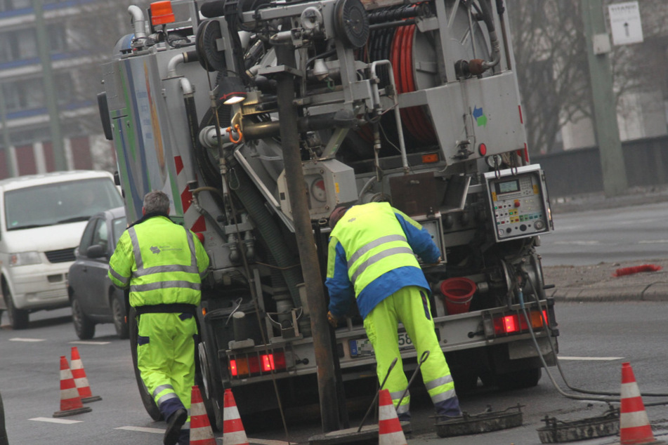 Arbeiter sind dabei, einen Kanal zu reinigen. Im Landkreis Celle kam es dabei zu einem tödlichen Unfall. (Symbolbild)