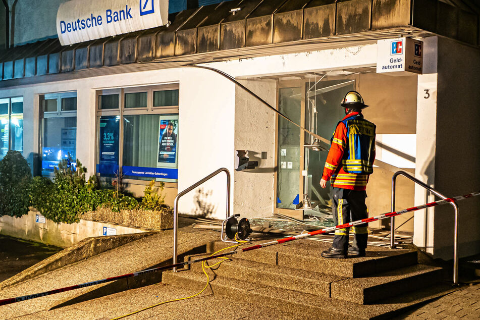 Laute Explosion in Bank-Filiale: Unbekannte Täter flüchten mit Beute!