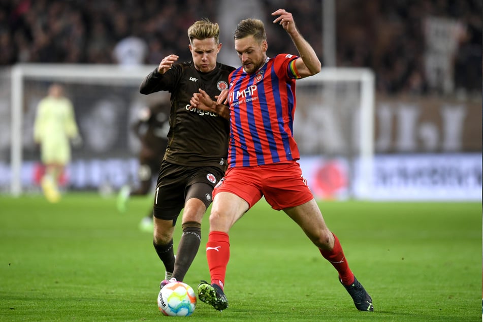 St.-Pauli-Angreifer Johannes Eggestein (26, l) und Heidenheim-Verteidiger Patrick Mainka (29) treffen am Sonntag erneut aufeinander.