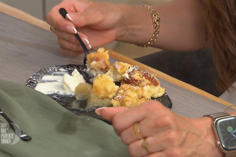 Sowohl von der Konsistenz als auch vom Geschmack kann Philipps Kaiserschmarrn seine Gäste leider nicht überzeugen.