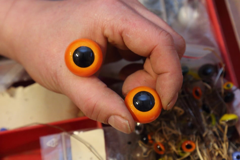 Michael Roth zeigt ein Paar Eulenaugen.