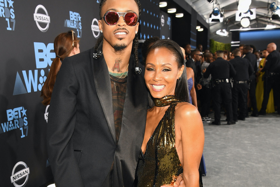 August Alsina (l) poses with Jada Pinkett-Smith in 2017 at the BET Awards in Los Angeles.