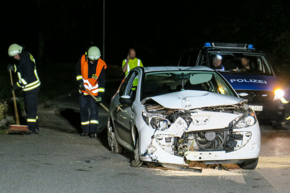 Der Peugeot musste nach dem Unfall abgeschleppt werden.