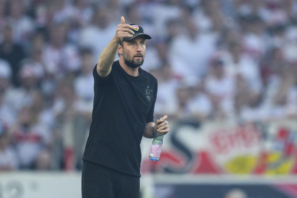 VfB-Trainer Sebastian Hoeneß (41) blickt hoffnungsfroh auf die neue Saison.
