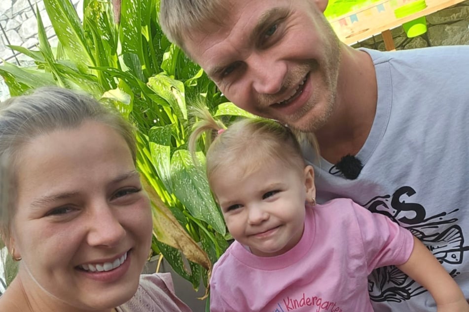 Sarafina (30) und Ehemann Peter (32) könnten nicht stolzer auf ihr kleines Mädchen sein.