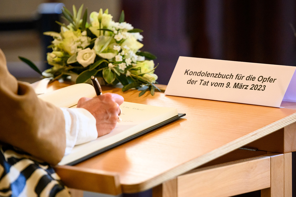 Seit Samstag liegt im Hamburger Rathaus ein Kondolenzbuch für die Opfer der Amoktat im Gemeindehaus der Zeugen Jehovas aus.