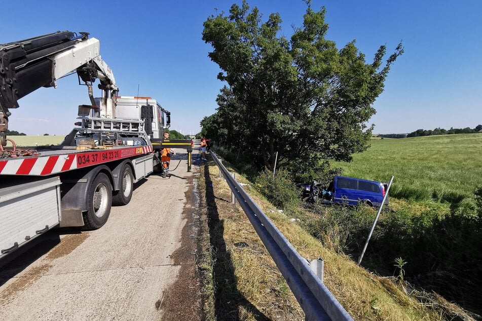 Der Beifahrer gelangte noch selbst aus dem Wagen. Der Fahrer musste durch die Rettungskräfte befreit werden.