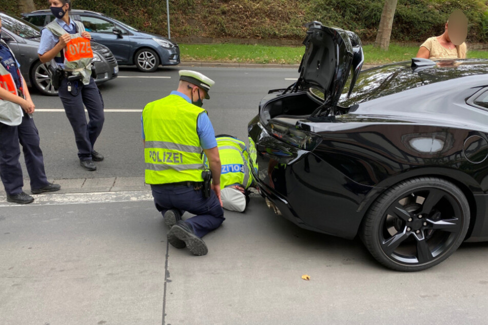 Alles in Ordnung? Die Polizei überprüft einen Sportwagen.