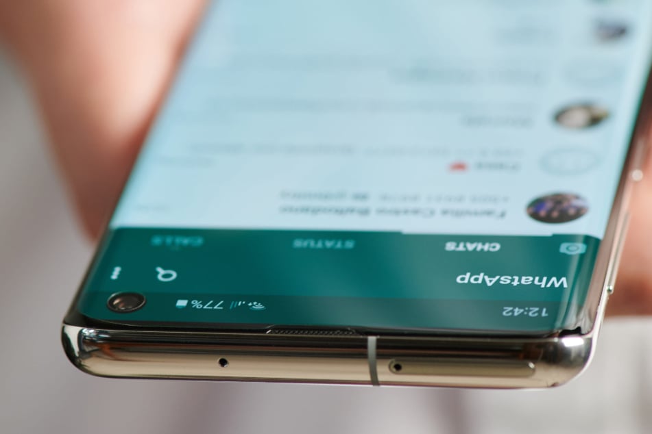 Die Betrüger schreiben über die WhatsApp-Konten die Kontakte des Geschädigten an und bitten um Geld. (Symbolfoto)