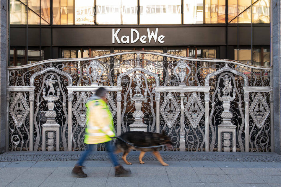 Ein Mann mit Hund geht am geschlossenen Gitter vor dem Haupteingang vom KaDeWe vorbei. Nach Wochen der Tristesse durfte das Kaufhaus am Dienstag wieder seine Pforten öffnen.