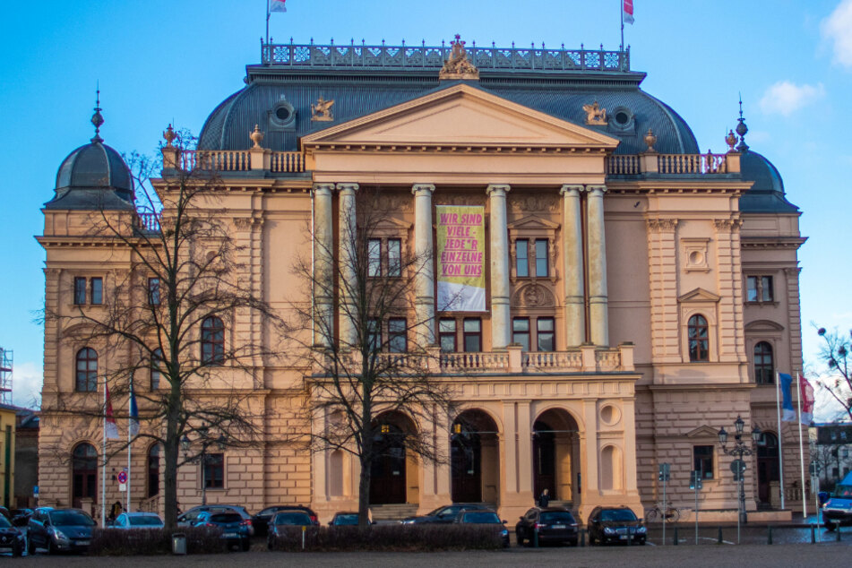 Am Freitagabend ist es im Staatstheater in Schwerin zu einer Rauchentwicklung gekommen. Rund 500 Menschen mussten evakuiert werden.