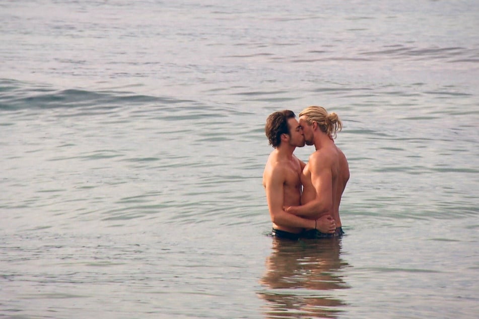 Im hüfthohen Wasser fällt der erste Kuss zwischen Jan (26, l.) und Kim.