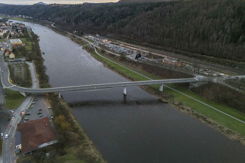 Die Elbbrücke B172 in Bad Schandau darf aus Sicherheitsgründen aktuell nicht genutzt werden.