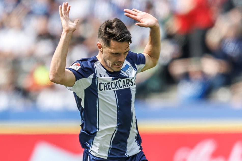 Josip Brekalo hebt die Arme, fliegt aber trotzdem nach Notbremse vom Platz.