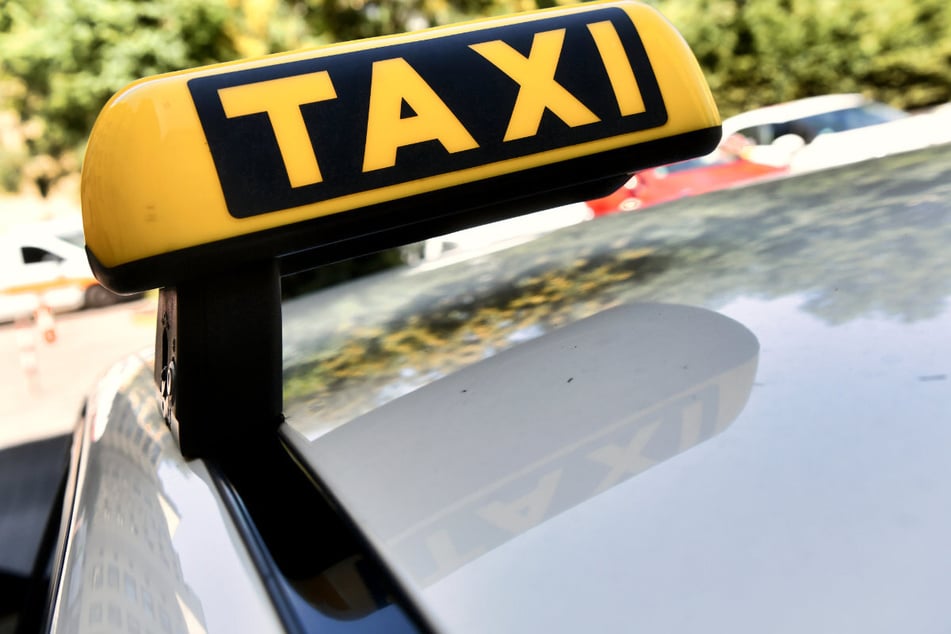 Ein Unbekannter fragt einen Passanten (28) nachts, ob dieser "ein Taxi" braucht. Es ist keine Hilfsbereitschaft - es ist der Versuch, jemanden abzuzocken. (Symbolfoto)