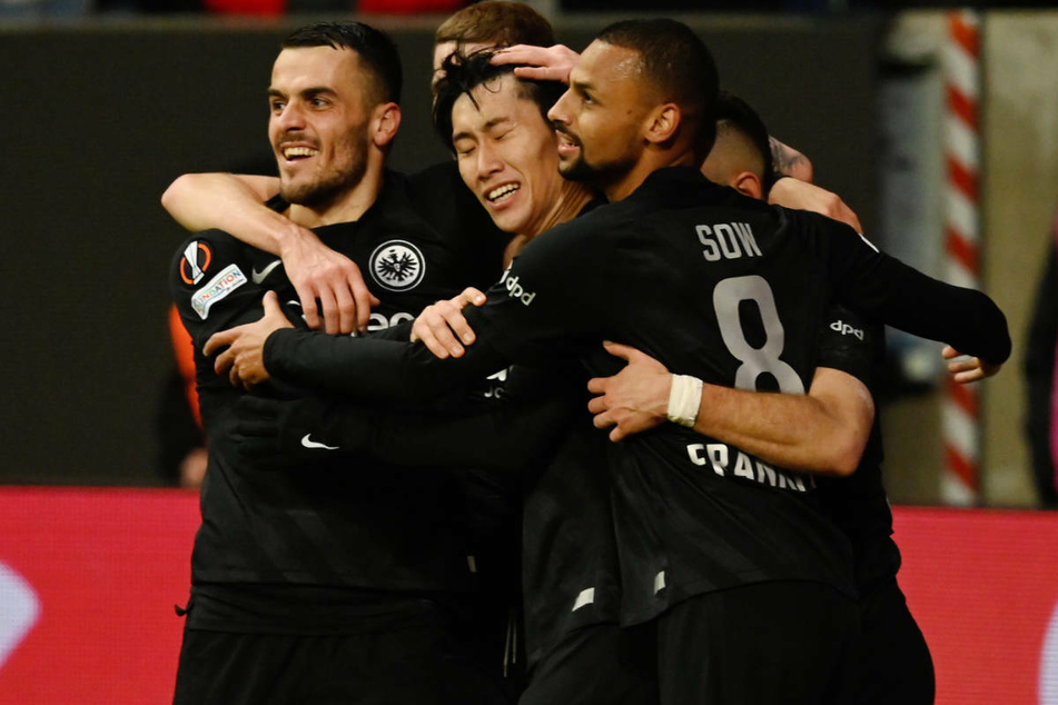 Daichi Kamada (M.), der zuletzt nicht zur ersten Elf der Eintracht zählte, stand von Beginn an auf dem Platz und erzielte das 3:1.
