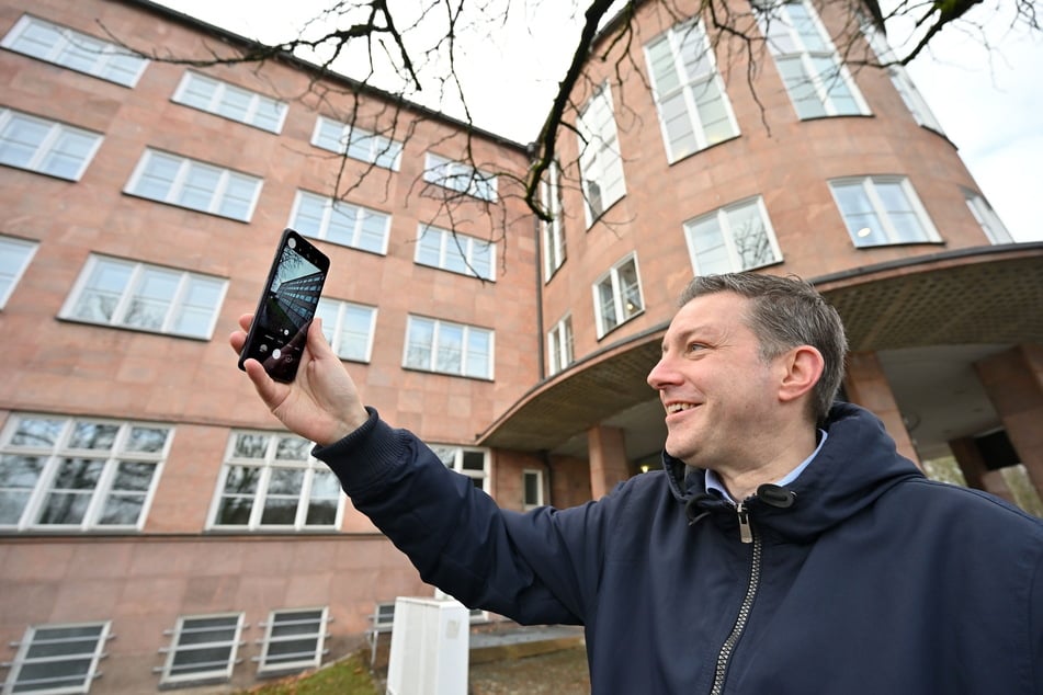 Sachlicher AOK-Bau: Der neugierige Neubürger macht überall Fotos.