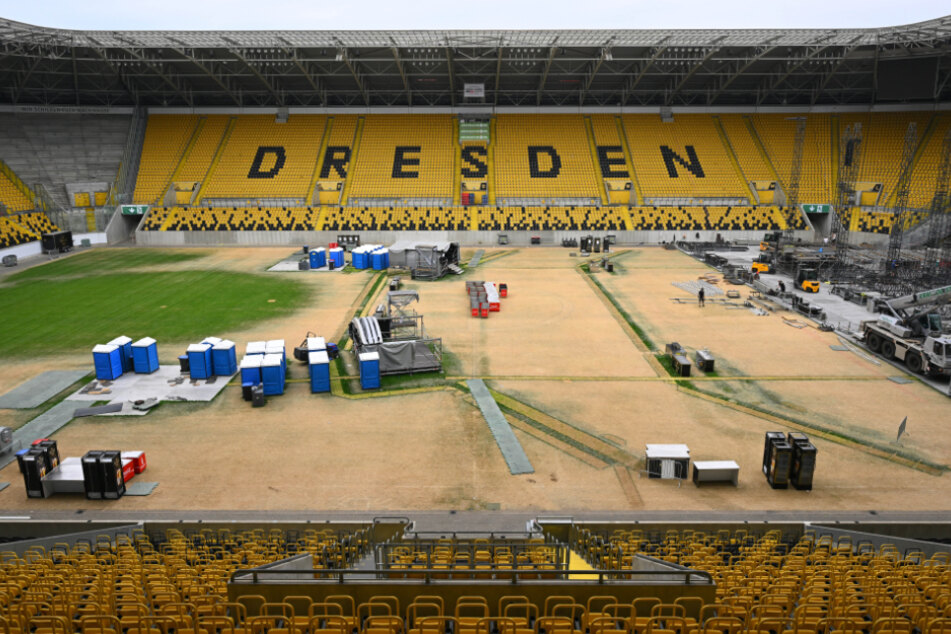 Ein Blick von der Haupttribüne auf den Konzertrasen. Bis auf den rechten Teil ist alles gelb und damit vertrocknet. Gestern liefen noch die Abbau-Arbeiten der großen Bühne nach dem Konzert von Udo Lindenberg.