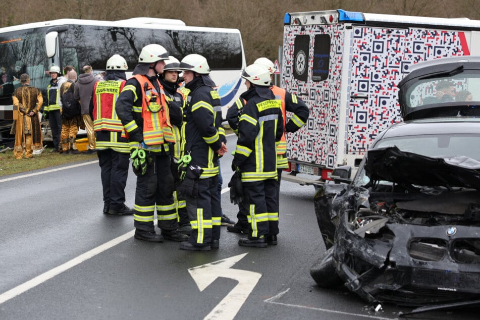Der Zusammenstoß zwischen Reisebus und BMW ereignete sich wohl infolge eines Abbiegevorgangs.